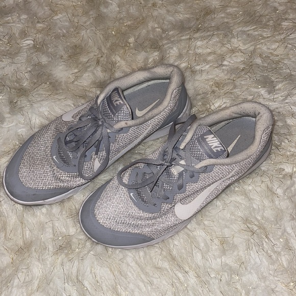 Nike | Woman’s size 9 | gray & white - Picture 3 of 6